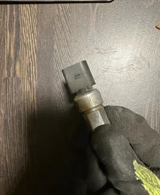 Volkswagen PASSAT B6 Air conditioning (A/C) pressure sensor 1K0959126A
