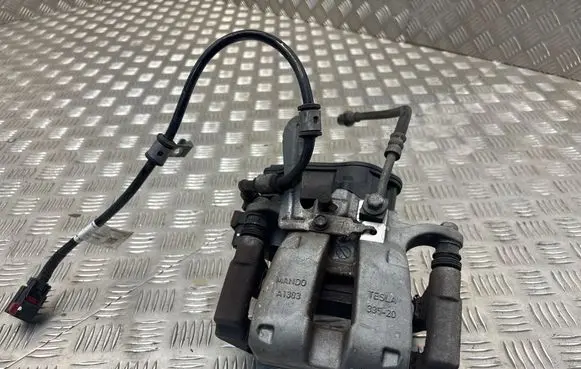 Tesla Model 3 Rear brake caliper 104462500B CFP220282F3674