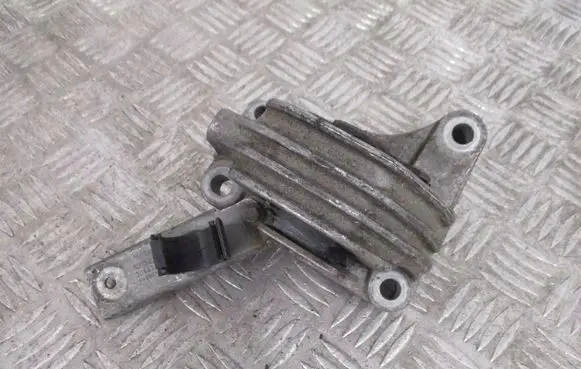 Volvo XC90 Engine mount bracket 30667100