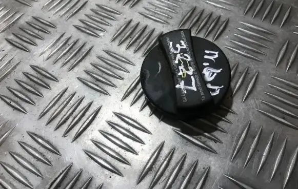 Mercedes-Benz A W169 Oil filler cap 