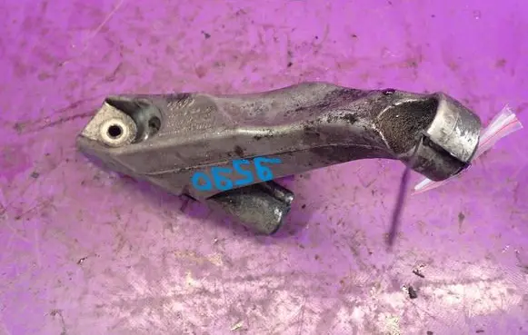 Audi A4 S4 B7 8E 8H Engine mounting bracket 