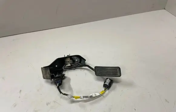 Toyota Avensis T250 Accelerator throttle pedal 8222305060