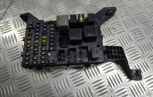 Ford Mondeo Mk III Fuse box cover 1S7T-14A073-AE