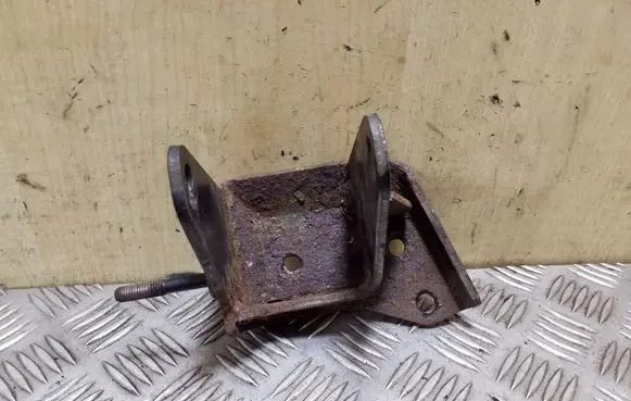 Toyota Avensis T220 Gearbox mounting bracket
