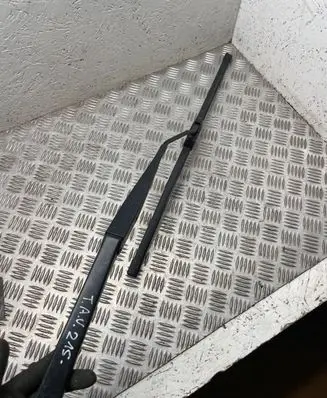 Toyota Avensis Verso Front wiper blade arm 1991557