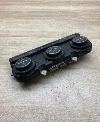 Volkswagen PASSAT B6 Climate control unit 74677513