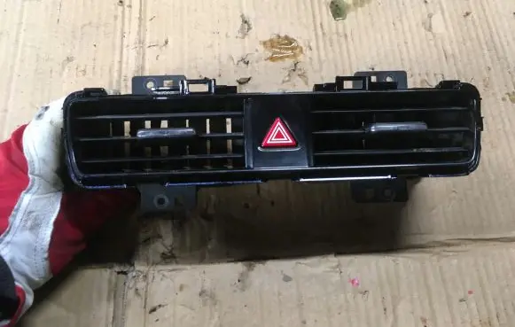 Hyundai Ioniq Dash center air vent grill