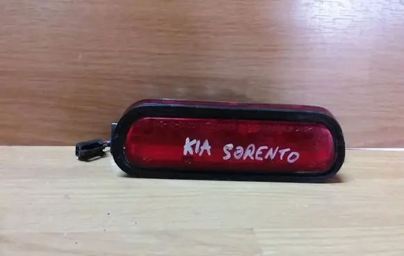 KIA Sorento Third/center stoplight