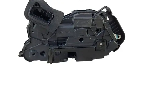 Volkswagen PASSAT B8 Rear door lock 5NA839015D JPS190121