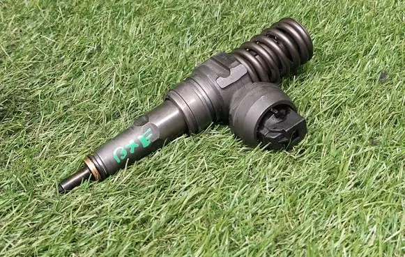 Volkswagen Golf V Fuel injector 038130073AG 0414720215