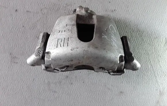 Ford C-MAX II Front brake caliper 814