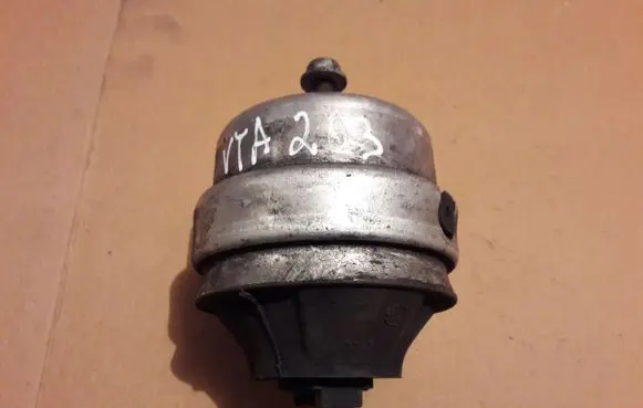 Volkswagen PASSAT B5.5 Engine mount bracket 8D0199379AE 8D0199379