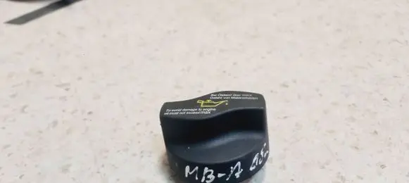 Mercedes-Benz A W169 Oil filler cap A0000100385