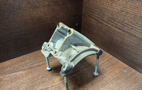 Iveco Daily 4th gen A/C compressor mount bracket 504047884