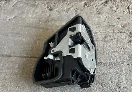 BMW X1 E84 Front door lock 7202146