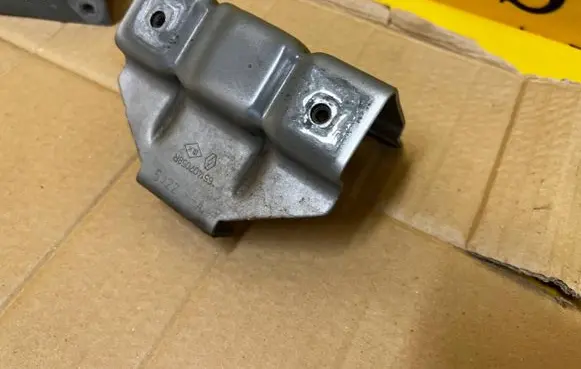 Dacia Sandero III Fender mounting bracket 651407058R