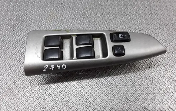 Toyota Corolla Verso E121 Electric window control switch 8404013081