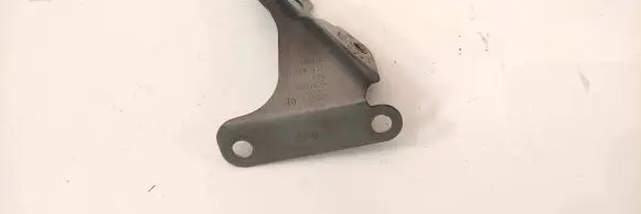 Audi Q7 4L Fender mounting bracket 4L0821136