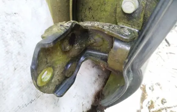 Mazda Xedos 9 Rear door lower hinge
