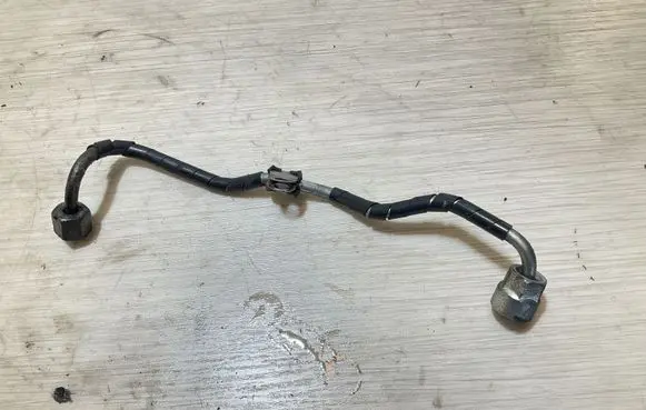 Land Rover Discovery 4 - LR4 Fuel injector supply line/pipe 