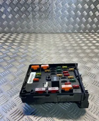 Volkswagen PASSAT B7 Fuse box set 3C0937125