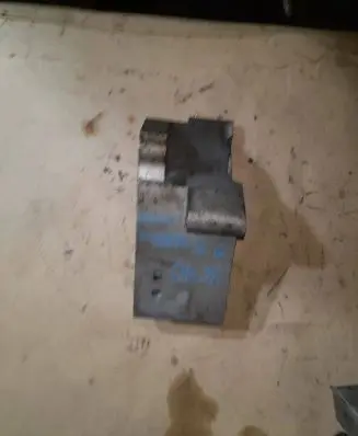 Engine mounting bracket