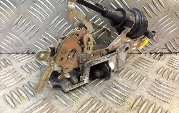 Mercedes-Benz C W202 Rear door lock 2027300535