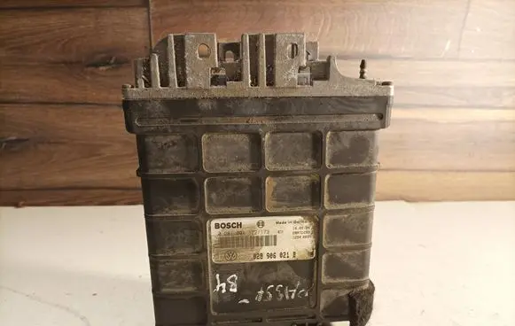 Volkswagen PASSAT B4 Engine control unit/module 028906021B 0281001172173