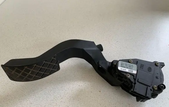 Volkswagen PASSAT B5.5 Accelerator throttle pedal 8D1721523F 6PV00837603
