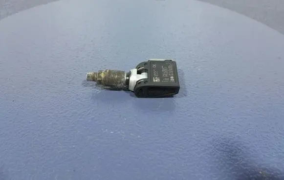 BMW 7 G11 G12 Tire pressure sensor 6872774