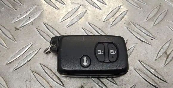 Toyota Avensis T270 Ignition key/card 