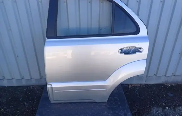 KIA Sorento Rear door