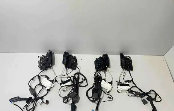 BMW X6 G06 Front door lock 7477703 7477700
