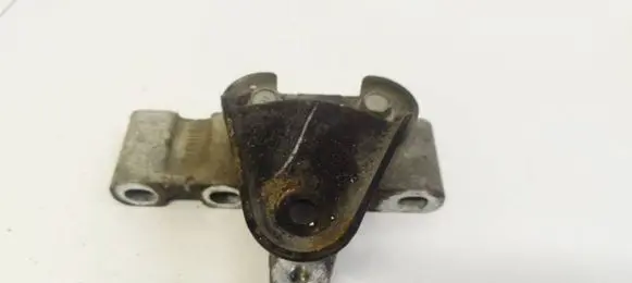 Toyota Highlander XU40 Engine mounting bracket