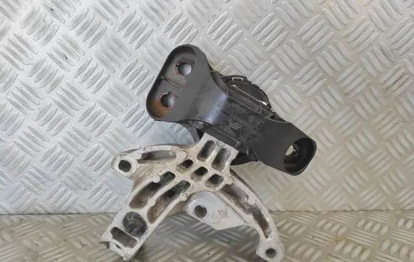 Engine mount vacuum valve