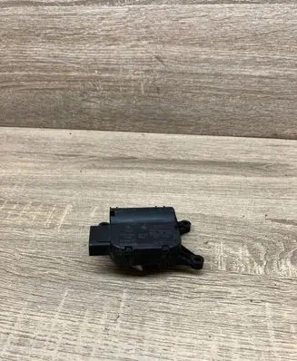 Volkswagen Touran I Air flap motor/actuator 1K1907511C 0132801340