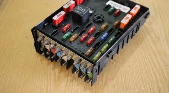 Volkswagen PASSAT B6 Fuse module 3C0937125
