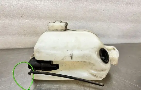 Windshield washer fluid reservoir/tank