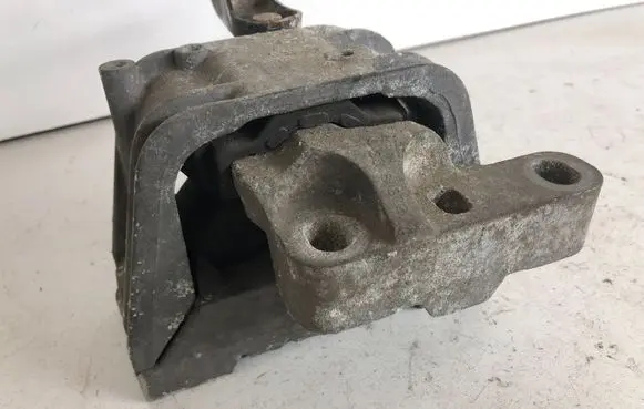 Volkswagen Touran I Engine mount bracket 1K0199262