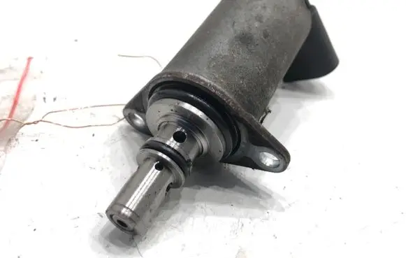 Volkswagen PASSAT B6 Fuel pressure regulator 21150447