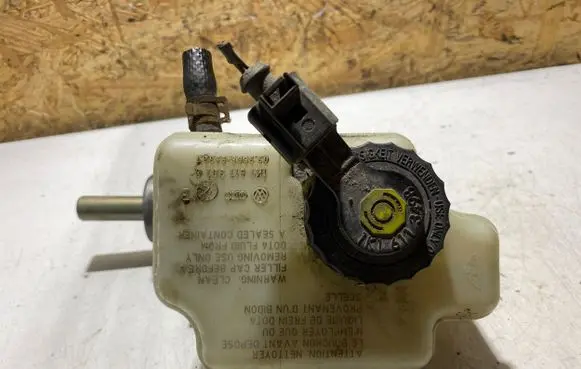 Brake fluid reservoir