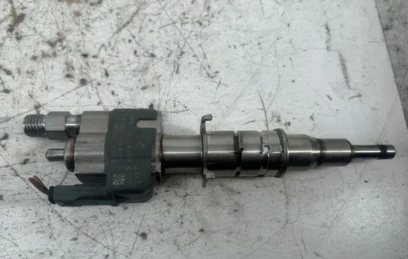 BMW 3 E90 E91 Fuel injector 758904811 7589048