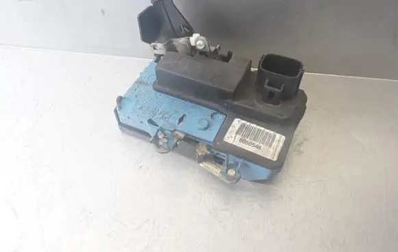 Volvo V70 Front door lock 8650544