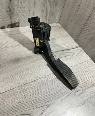 Accelerator throttle pedal