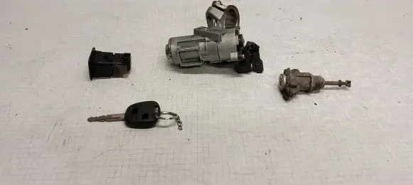 Toyota Verso Ignition lock 45020024 M501337 HM4262000
