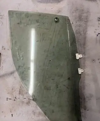 Nissan X-Trail T30 Front door window glass four-door