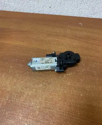 Mercedes-Benz E C207 W207 Seat adjustment motor P10848302 1485
