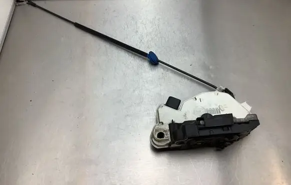 Volkswagen Scirocco Front door lock 5N2837016E