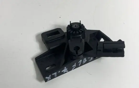 Volkswagen Golf VII Engine bonnet (hood) release handle 517823633A
