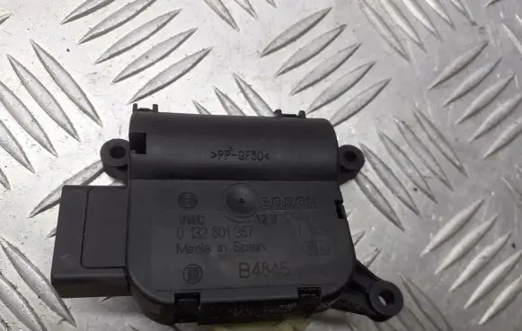 Volkswagen Polo IV 9N3 A/C air flow flap actuator/motor 0132801357